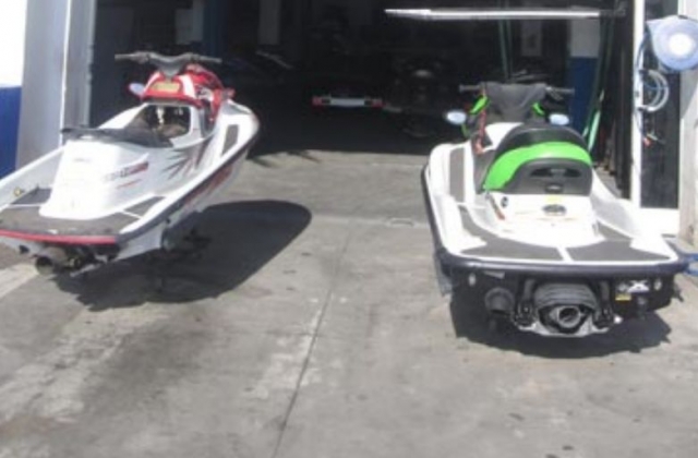  deux jet skis à l'entrée d'un garage 